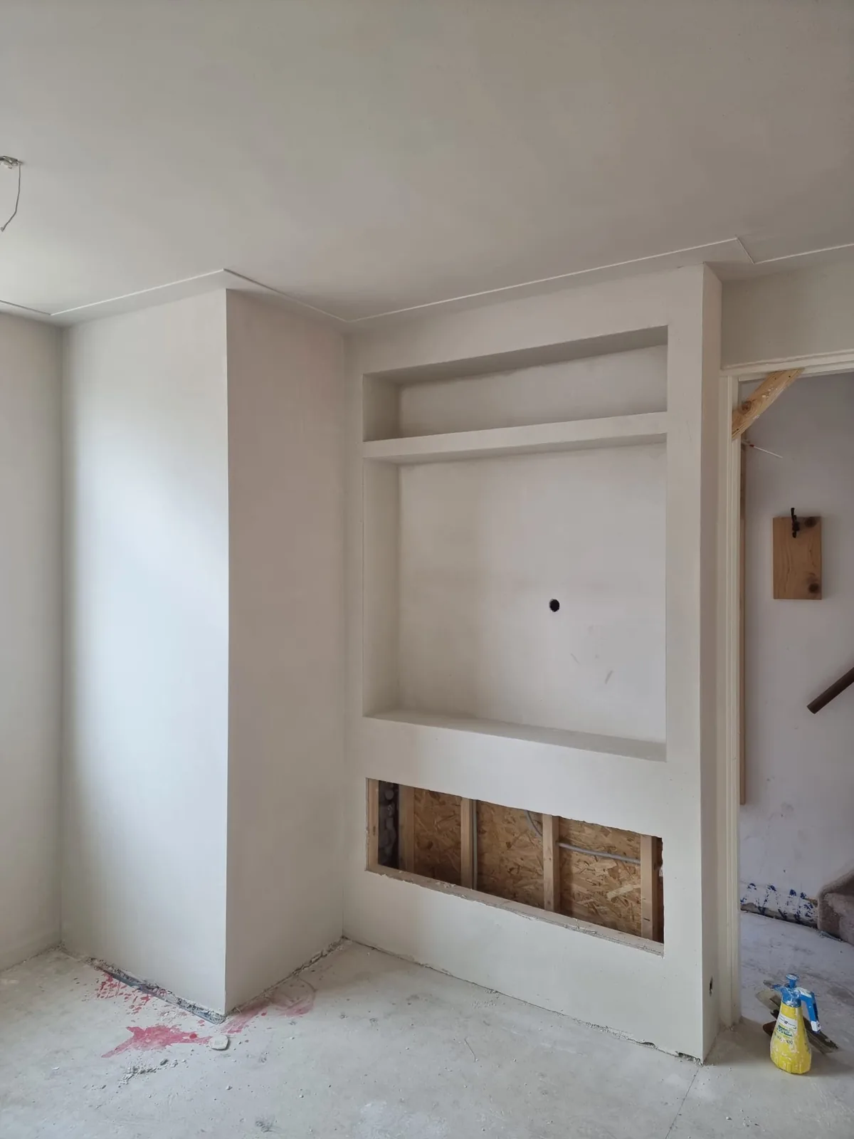 Lichte wand met open nissen tijdens binnenwerkzaamheden